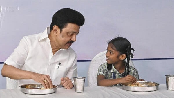 <div class="paragraphs"><p>Tamil Nadu's CM Stalin eats food with a child </p></div>