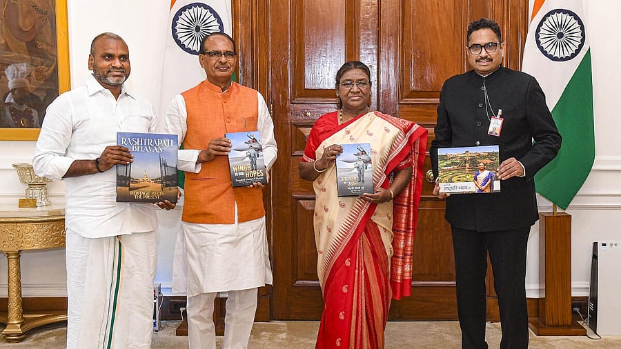 <div class="paragraphs"><p>President Droupadi Murmu with Agriculture Minister Shivraj Singh Chouhan and Minister of State L Murugan at Rashtrapati Bhavan, in New Delhi.</p></div>
