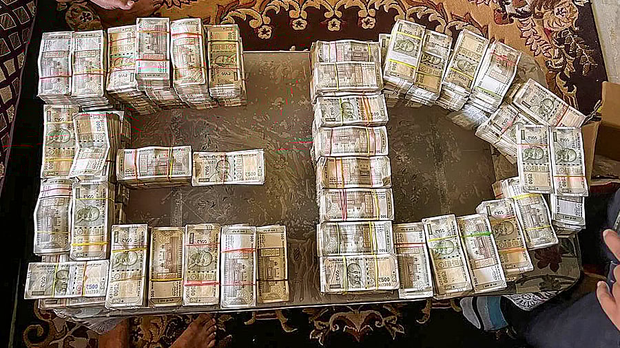 <div class="paragraphs"><p>Ranchi: Cash that was recovered during searches by the Enforcement Directorate (ED) at a flat linked to Jharkhand Minister Alamgir Alam's personal secretary Sanjiv Lal and the latter's domestic help, on Tuesday, May 7, 2024. </p></div>