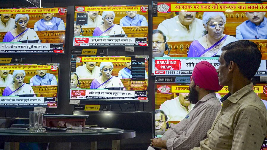 <div class="paragraphs"><p>People watch the live telecast of Union Budget at a TV showroom in Amritsar.</p></div>