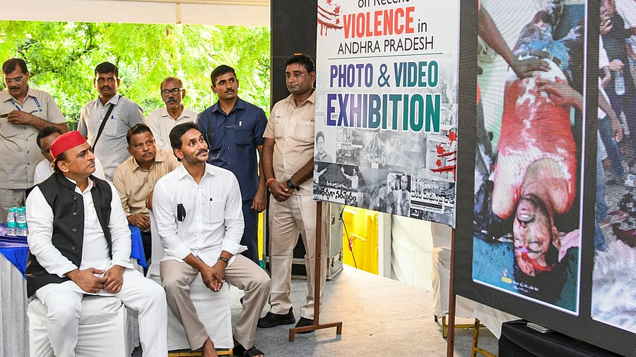 <div class="paragraphs"><p>Samajwadi Party President Akhilesh Yadav joins former Andhra Pradesh CM and YSRCP President Jagan Mohan Reddy during the YSRCP's protest against the Andhra Pradesh government at Jantar Mantar, in New Delhi on Wednesday, July 24, 2024. </p></div>