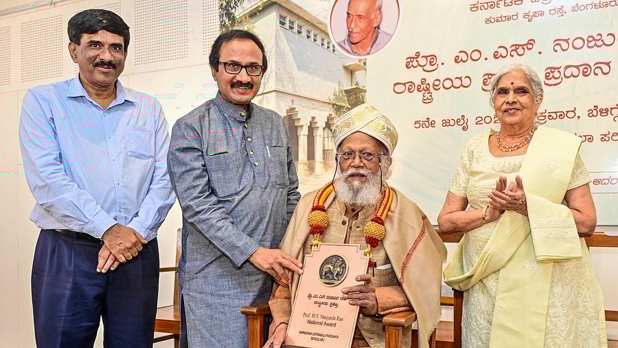 <div class="paragraphs"><p>CKP president BL Shankar confers the Prof MS Nanjunda Rao National Award on artist Jatin Das in Bengaluru on Friday. </p></div>