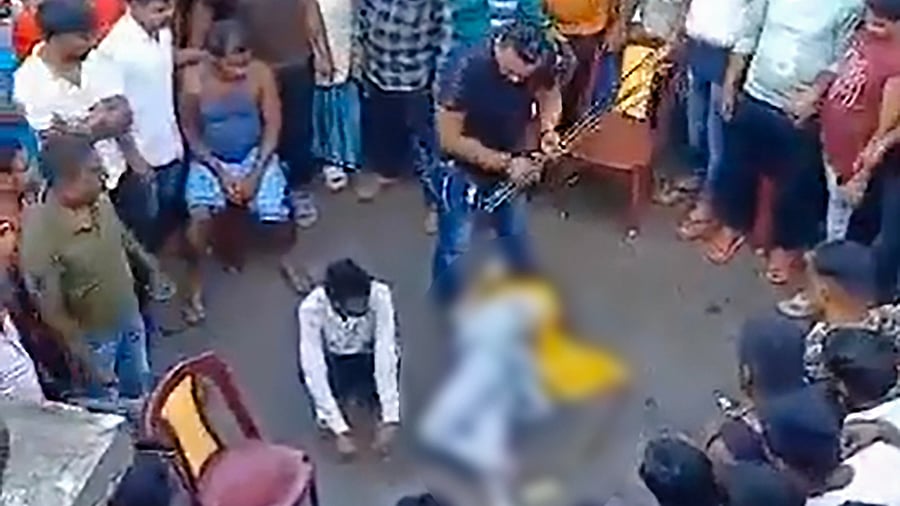<div class="paragraphs"><p> A couple allegedly engaged in an illicit relationship being assaulted by an alleged TMC leader Tajemul, nicknamed 'JCB', in North Dinajpur. </p></div>