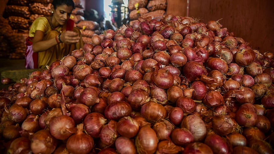 <div class="paragraphs"><p>Workers sort onions at the APMC Onion-Potato Market, in Navi Mumbai.&nbsp;</p></div>