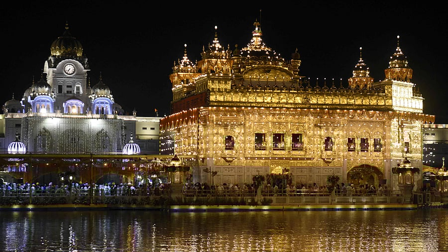 <div class="paragraphs"><p>They handed the apology letter to Akal Takht Jathedar Giani Raghbir Singh at the Akal Takht Secretariat at the Golden Temple in Amritsar.</p></div>