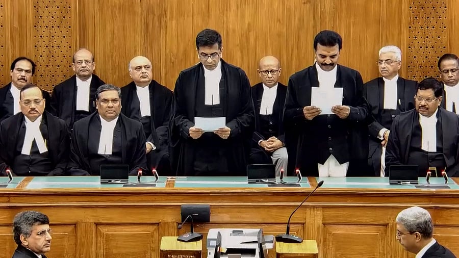 <div class="paragraphs"><p> Chief Justice of India (CJI) Justice DY Chandrachud administers oath of office to Justice R Mahadevan during the latters swearing-in ceremony as Judge of Supreme Court of India, in New Delhi, Thursday, July 18, 2024. </p></div>