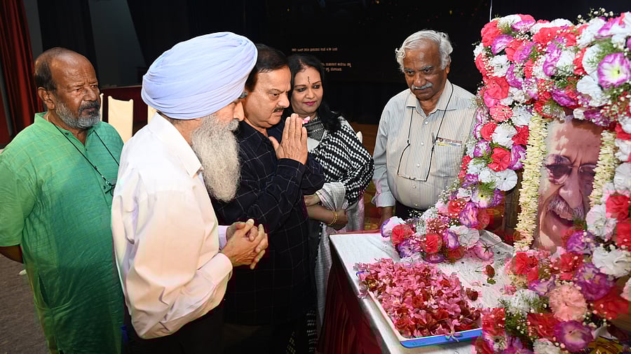 <div class="paragraphs"><p>Chiranjiv Singh, retd IAS officer, Srinivas G Kuppanna, theatre activist, I M Vittal Murthy, retd IAS officer and C Chandrashekar, former IPS officer & author, pay homage to sarod maestro Pt Rajeev Taranath at an event organised by Sahiti mattu Kalavidara Vedike and Prasiddhi Foundation in Bengaluru on Sunday.</p></div>