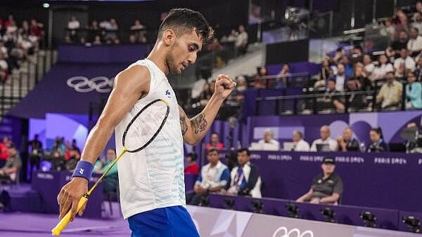 <div class="paragraphs"><p>India's Lakshya Sen returns a shot during the Men's Singles Group stage badminton match against Guatemala's Kevin Cordon at the Summer Olympics 2024, in Paris, Saturday. </p></div>