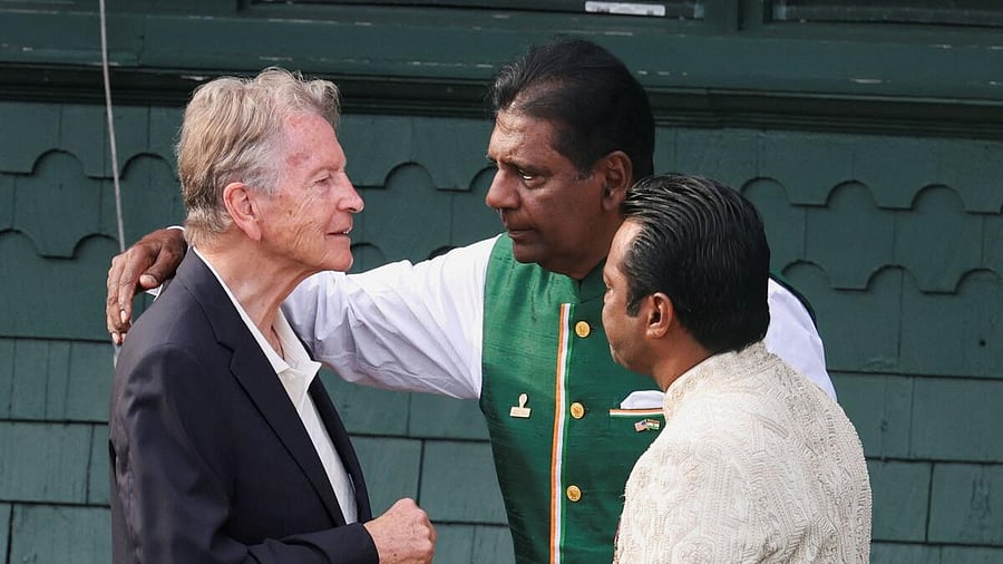<div class="paragraphs"><p>From left: Richard Evans, Vijay Amritraj, Leander Paes</p></div>