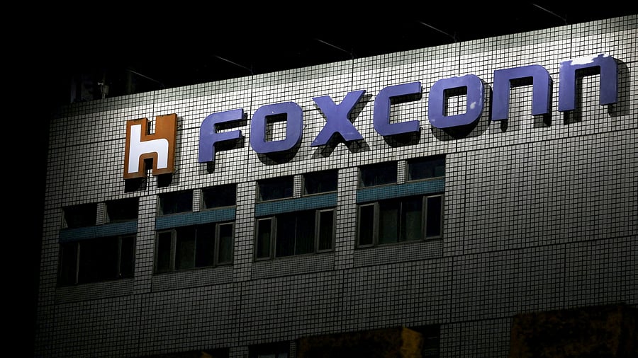 <div class="paragraphs"><p>The logo of Foxconn</p></div>