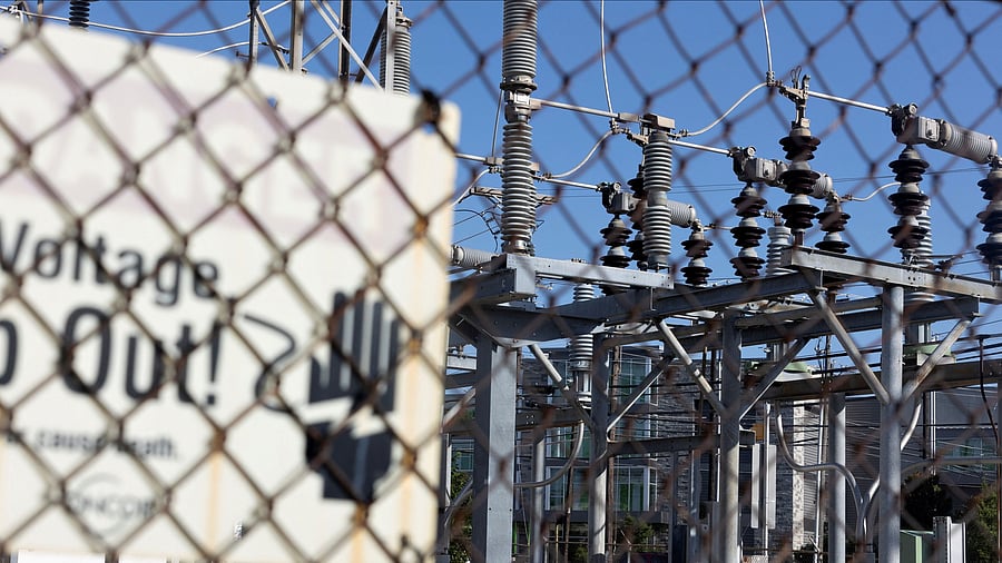 <div class="paragraphs"><p>Power lines</p></div>