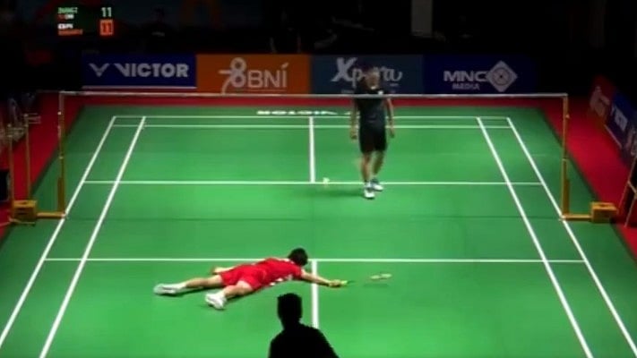 <div class="paragraphs"><p>Chinese adminton player Zhang Zhijie  suddenly collapsed on the court and had a convulsion at the Asian Junior Championships.</p></div>