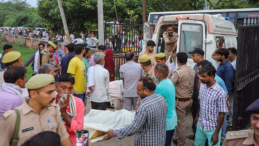 <div class="paragraphs"><p>Victims's bodies of the Hathras' stampede being carried, at Sikandra Rao in Hathras, Tuesday, July 2, 2024.</p></div>