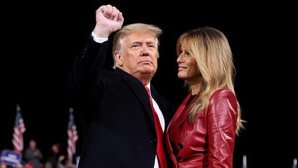 <div class="paragraphs"><p>Donald Trump next to  Melania Trump.</p></div>