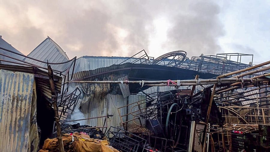 <div class="paragraphs"><p>Smoke out after a fire broke out in four tent godowns in south Delhi's Jaunapur area, in the early hours of Tuesday, Aug. 6, 2024.</p></div>