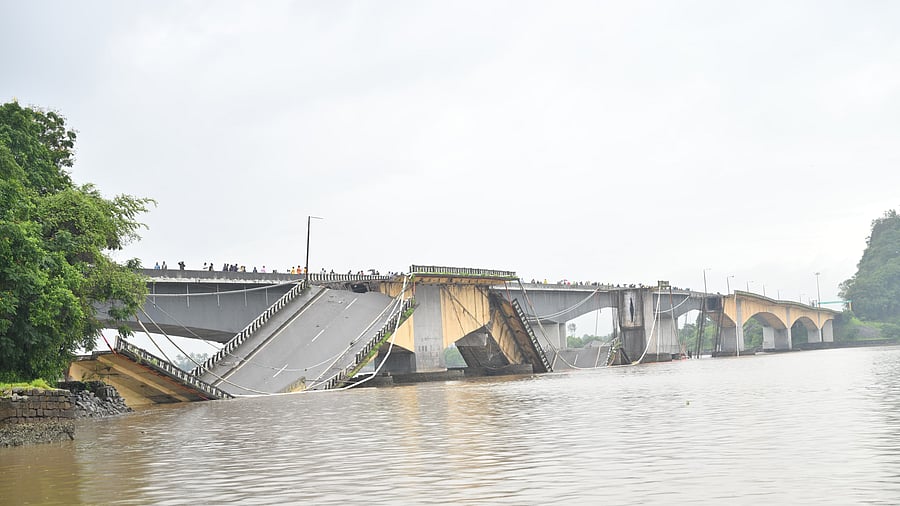 <div class="paragraphs"><p>The collapsed bridge </p></div>
