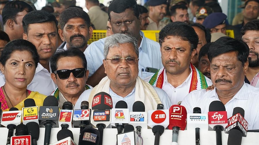 <div class="paragraphs"><p>Karnataka CM Siddaramaiah interacts with media persons at Mysuru Airport.</p></div>