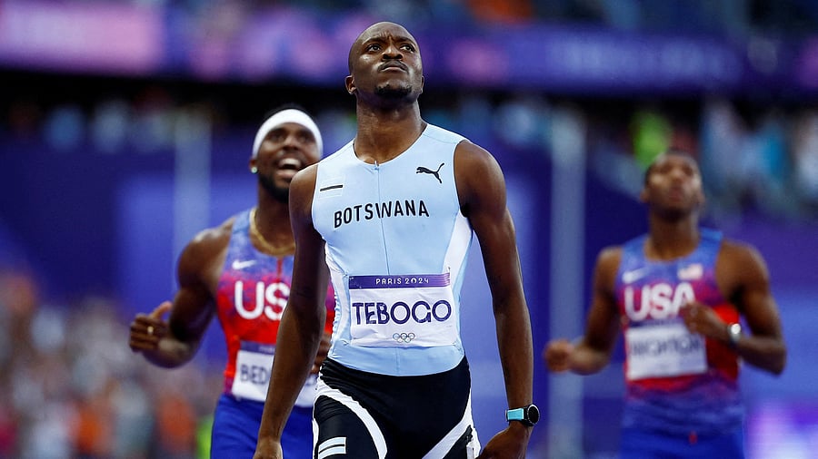Paris 2024 Olympics - Athletics - Men's 200m Final - Stade de France, Saint-Denis, France - August 08, 2024. Letsile Tebogo of Botswana crosses the line to win gold ahead of silver medallist Kenneth Bednarek of United States. REUTERS/Sarah Meyssonnier TPX IMAGES OF THE DAY