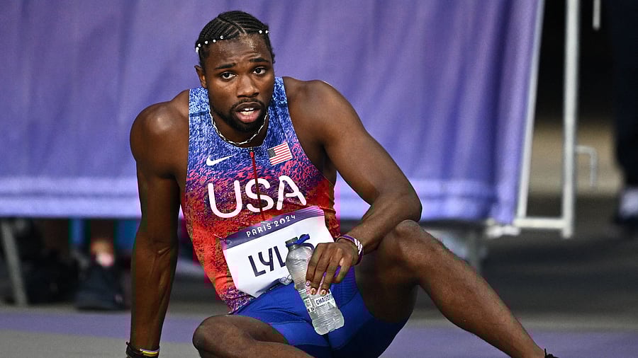 Paris 2024 Olympics - Athletics - Men's 200m Final - Stade de France, Saint-Denis, France - August 08, 2024. Noah Lyles of United States before he receives medical attention after winning bronze. REUTERS/Dylan Martinez