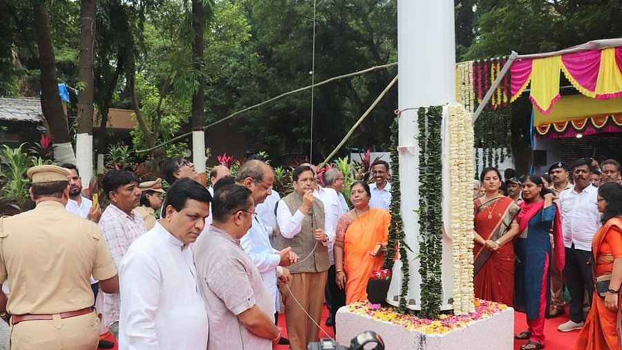 <div class="paragraphs"><p>Minister Mangal Prabhat Lodha hoists the flag as part of the initiative. </p></div>
