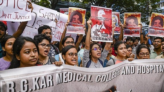 <div class="paragraphs"><p>Junior doctors protest against the alleged rape and killing of a trainee doctor, at RG Kar Medical College and Hospital in Kolkata, Saturday, Aug 10, 2024.</p></div>