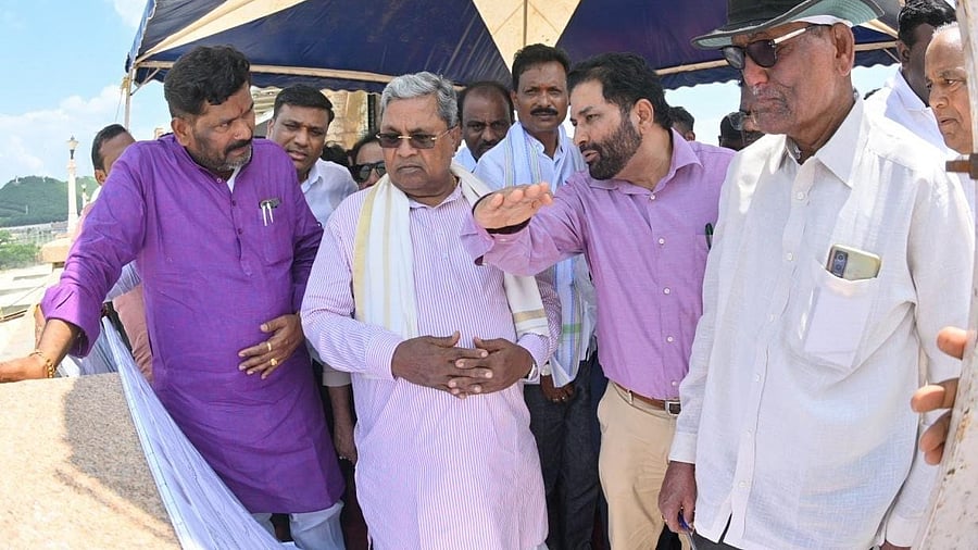 <div class="paragraphs"><p>Experts explain to Chief Minister Siddaramaiah on the installation of a new gate in place of the 19th crest gate that was washed away, at the TB dam near Hosapete on Tuesday. Dam gate design expert Kannayya Naidu and others were present. </p></div>