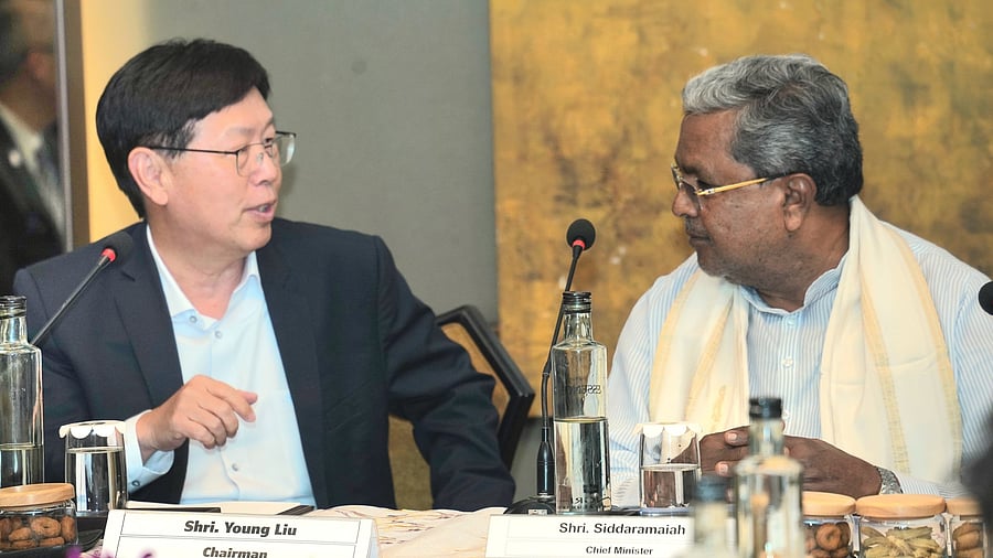 <div class="paragraphs"><p>Foxconn CEO Young Liu with Karnataka CM Siddaramaiah.</p></div>