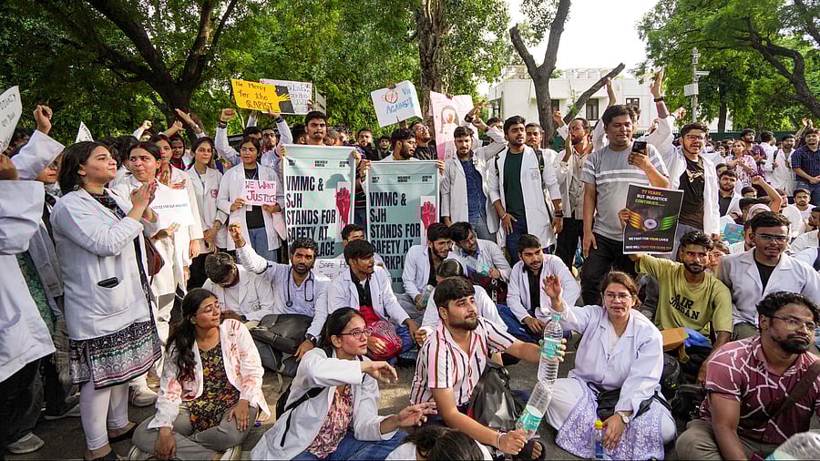 <div class="paragraphs"><p>A large number of private clinics and diagnostic centres remained closed in Kolkata on Saturday.</p></div>