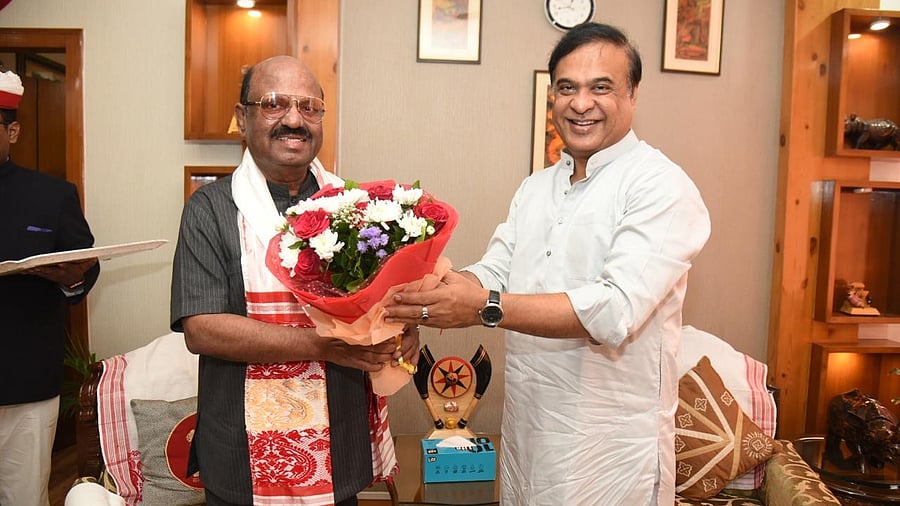 <div class="paragraphs"><p>Assam CM Himanta Biswa Sarma greets WB governor C V Ananda&nbsp;Bose.</p></div>