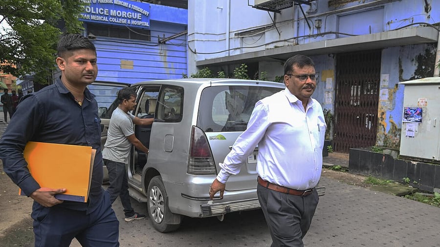 <div class="paragraphs"><p>CBI officials outside the R G Kar medical college and hospital. </p></div>