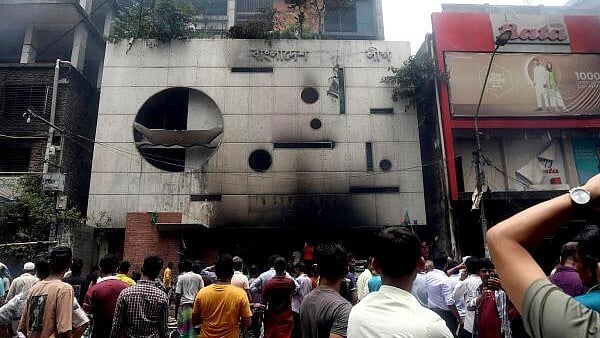 <div class="paragraphs"><p>People gather in front of the ransacked Awami League's central office in the aftermath of the prime minister's resignation, in Dhaka, Bangladesh, 06 August 2024.</p></div>