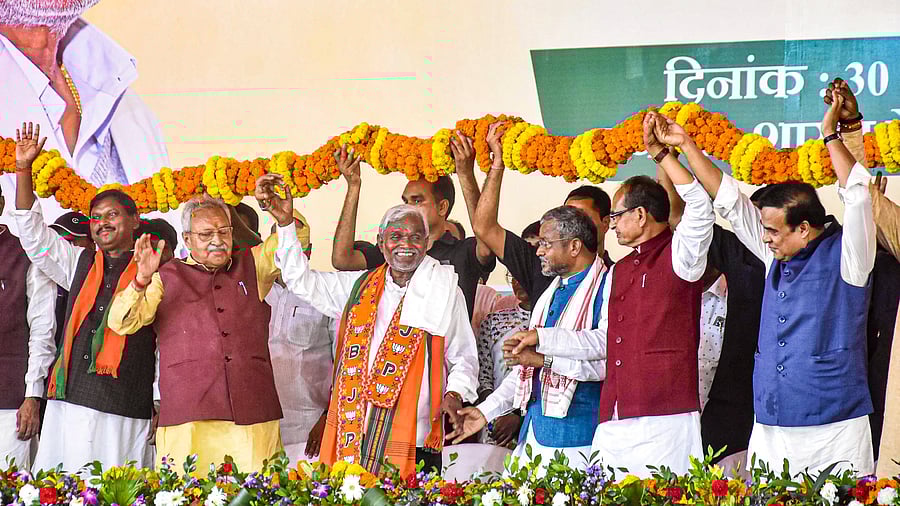 <div class="paragraphs"><p>Former Jharkhand chief minister Champai Soren with Union Minister Shivraj Singh Chouhan, Assam Chief Minister Himanta Biswa Sarma, Jharkhand BJP President Babulal Marandi, party leader Arjun Munda and others as Soren joined BJP during a ceremony, in Ranchi, Friday, Aug. 30, 2024. </p></div>