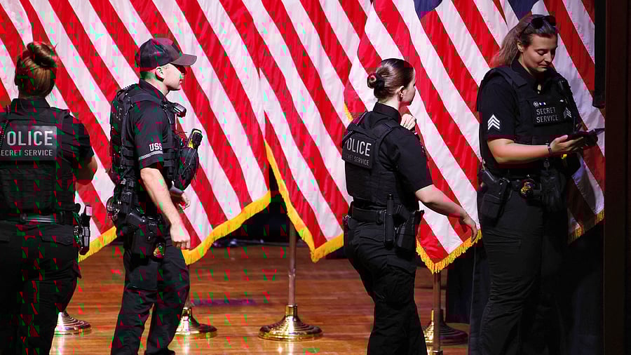 <div class="paragraphs"><p>Secret Service personnel.</p></div>