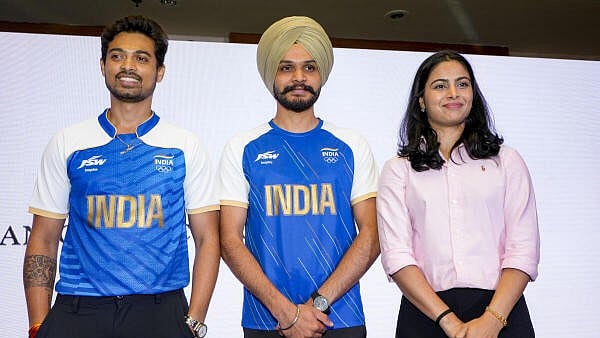 <div class="paragraphs"><p>Paris Olympics bronze medalist shooters Swapnil Kusale, Sarabjot Singh and Manu Bhaker during a felicitation ceremony of the Indian Olympic shooting team medalists and participants at the Paris Olympics 2024 by the National Rifle Association of India, in New Delhi, Friday.</p></div>