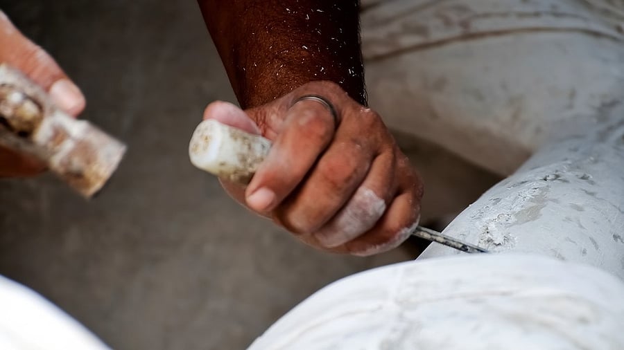 <div class="paragraphs"><p>Representative image of a sculptor.</p></div>