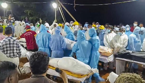 <div class="paragraphs"><p>Mass cremation of the unidentified people who lost their lives in the recent Kerala landslides at the Pithumala burial ground, in Wayanad, Monday, Aug. 5, 2024.</p></div>