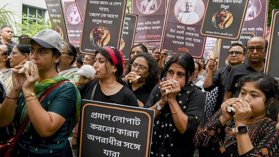 <div class="paragraphs"><p>People wear black dresses, blow conches during a protest rally demanding justice for the victim of R G Kar Medical College and Hospital incident, in Kolkata, West Bengal.</p></div>