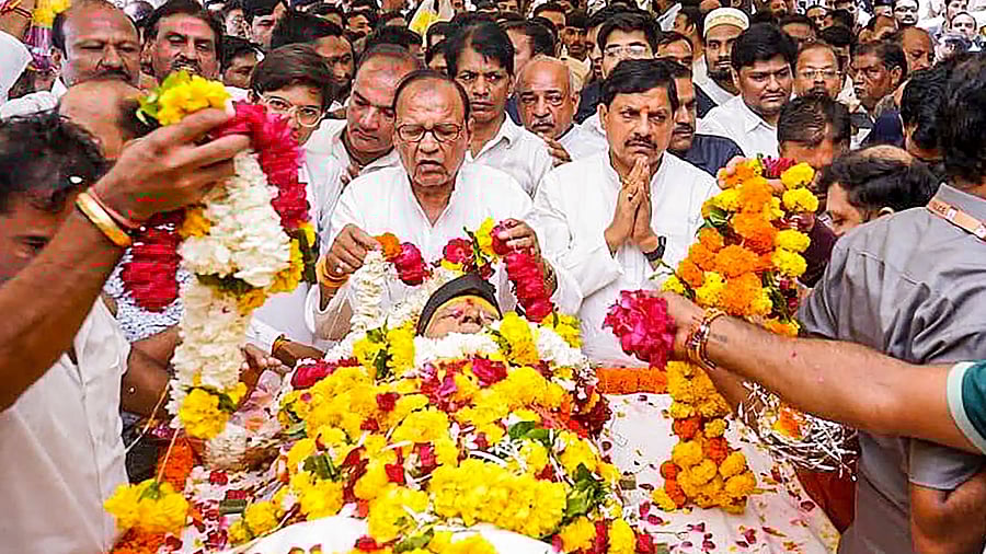 <div class="paragraphs"><p>Madhya Pradesh Chief Minister Mohan Yadav pays tribute to the mortal remains of his father Poonam Chand Yadav after he passed away on Tuesday evening following prolonged illness, in Ujjain, Wednesday, September 4, 2024. </p></div>
