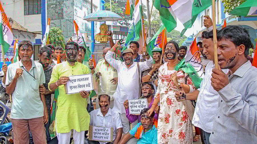 <div class="paragraphs"><p>Birbhum: Congress activists raise slogans during a protest against the recent alleged rape and murder of a trainee doctor at Kolkata's RG Kar Medical College and Hospital.</p></div>