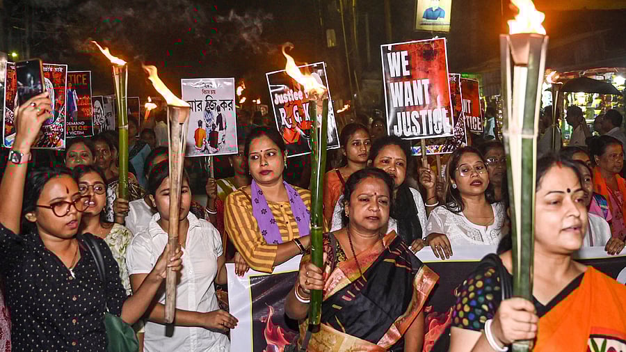 <div class="paragraphs"><p>People assembled at various places such as New Town's Biswa Bangla Gate, Shyambazar, Sinthir More, Sodpur Traffic More, Hazra More, Jadavpur 8B bus stand, Lake Gardens, and Behala Sakher Bazar to demand justice for the doctor.</p></div>