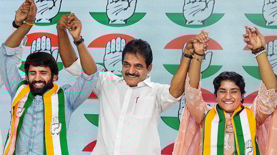 <div class="paragraphs"><p>AICC General Secretary KC Venugopal with wrestlers Vinesh Phogat and Bajrang Punia.</p></div>