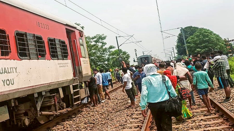 <div class="paragraphs"><p>Passengers on railway tracks after coaches of Magadh Express train splitted into two parts following an accident near Tudiganj station, in Buxar, Sunday. </p></div>