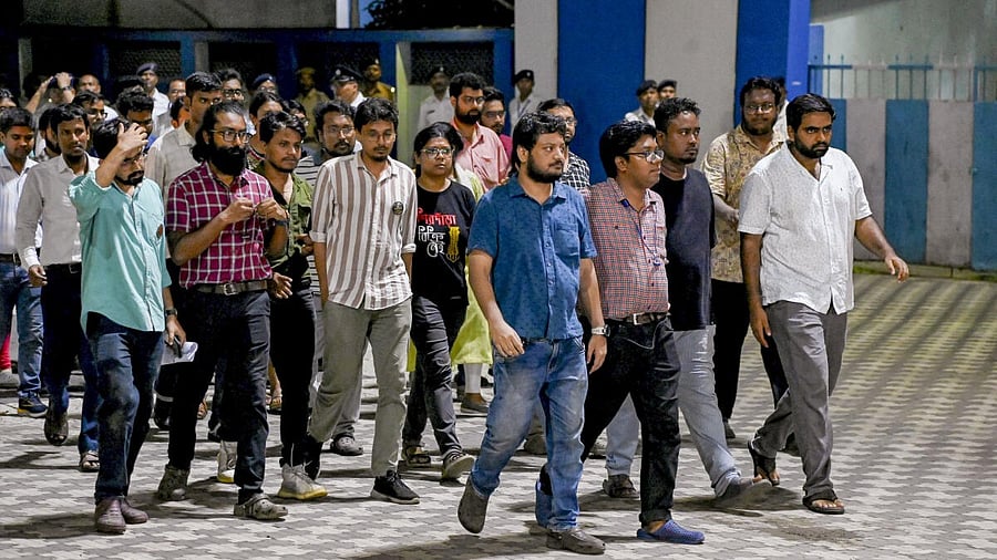 <div class="paragraphs"><p>Junior doctors team depart from Nabanna (State Secretariat) after not attending meeting with West Bengal Chief Minister Mamata Banerjee. </p></div>