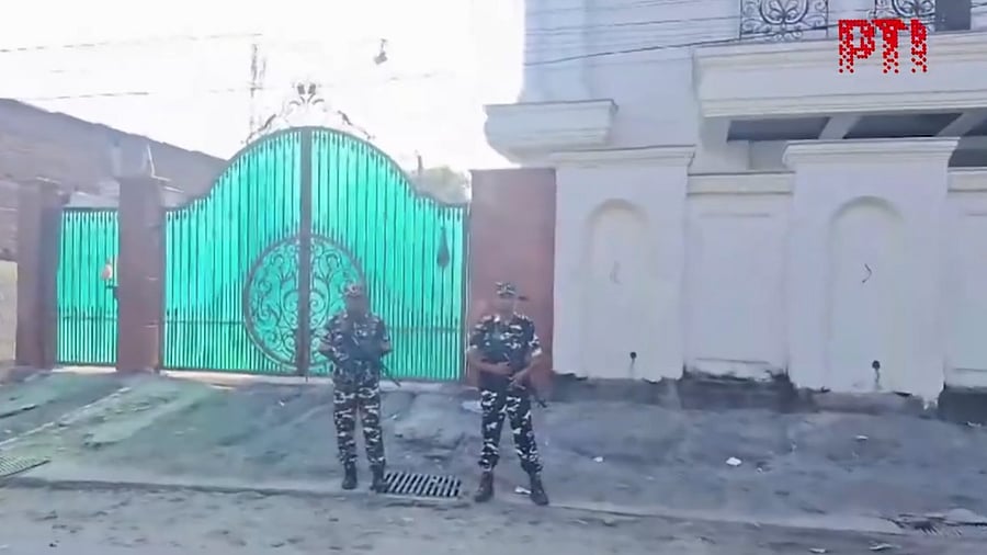<div class="paragraphs"><p>Screengrab of the video showing NIA raid at former JD(U) MLC's residence</p></div>