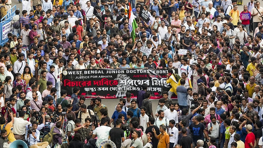 <div class="paragraphs"><p>Junior doctors take part in a march to CBI office (CGO Complex) after announcing a partial withdrawal of their ‘cease work’, in Kolkata.</p></div>