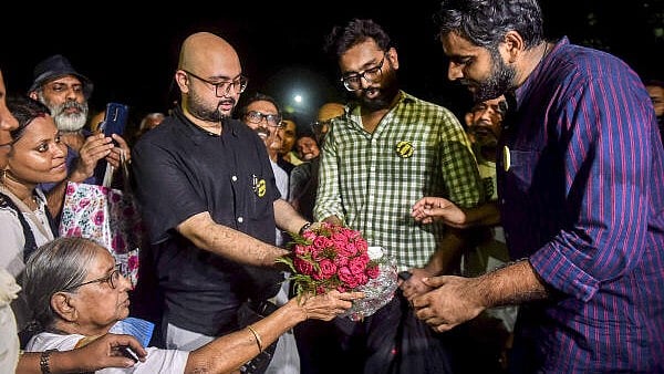 <div class="paragraphs"><p>Gouri Roy, an elderly ex-teacher, gives 42 red roses, symbolising 42 days of protest, to junior doctors during a rally to CBI office (CGO Complex) after they announced a partial withdrawal of their ‘cease work’, in Kolkata. </p></div>