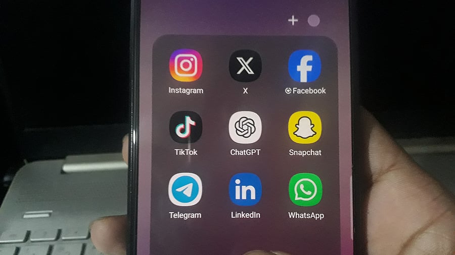 <div class="paragraphs"><p>Social media icons visible on the phone </p></div>