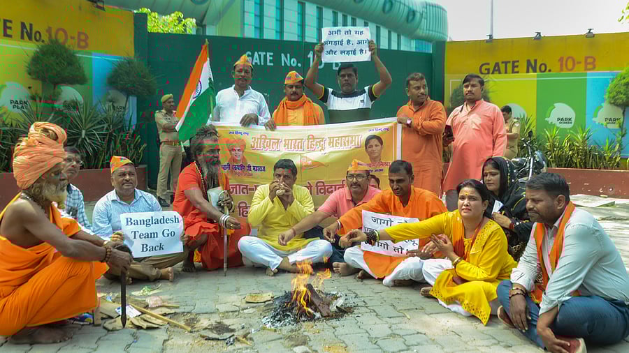 <div class="paragraphs"><p>Members of Akhil Bharat Hindu Mahasabha and Vishwa Shankhnaad Party protested against the atrocities on Hindus in Bangladesh, performed Sadbuddhi Yagya in Kanpur. </p></div>