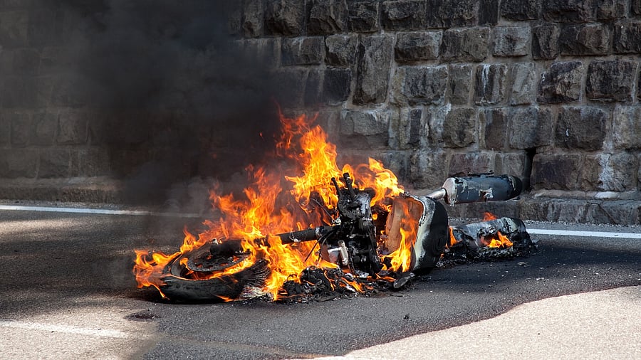 <div class="paragraphs"><p>Representative image showing a bike burning</p></div>