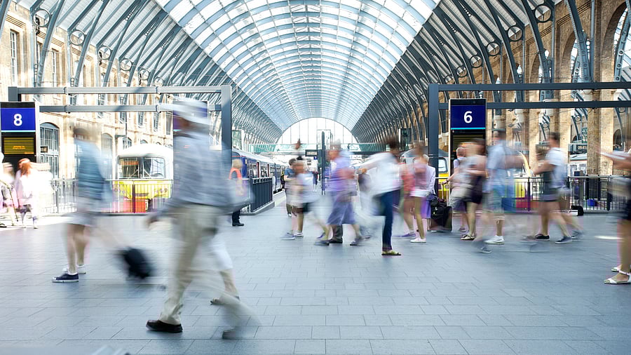 <div class="paragraphs"><p>A train station in London during rush hour.</p></div>